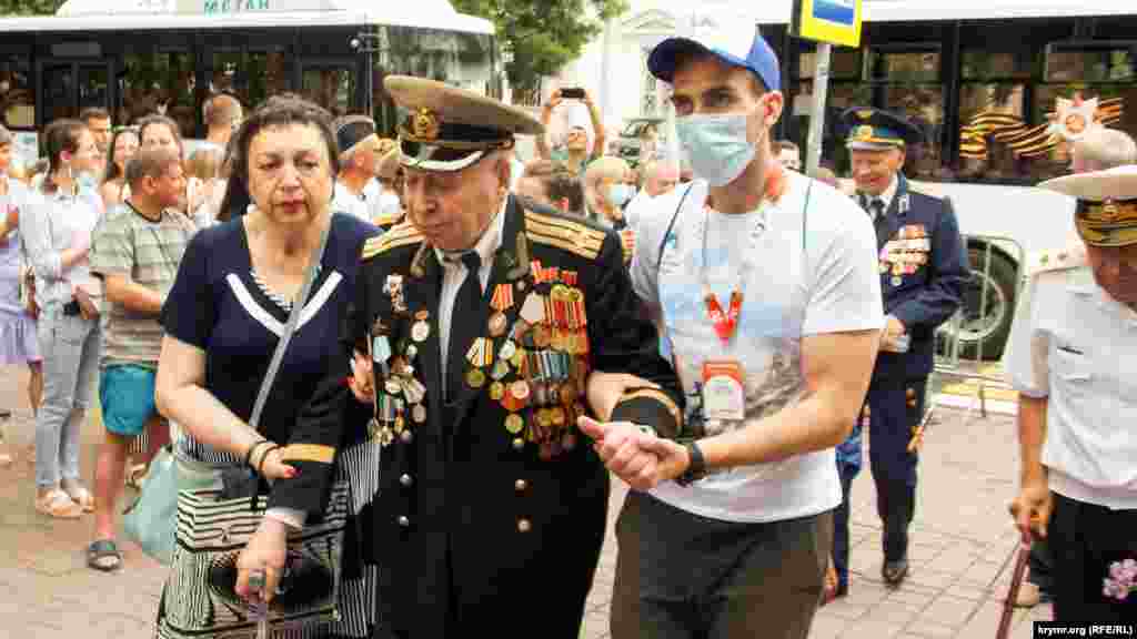 Після параду в приміщенні драматичного театру імені Луначарського влаштували зустріч ветеранів із російською владою Севастополя. Ветеранів на автобусах підвозили до заднього службового входу театру. Багато з них насилу могли самостійно вийти з автобусів і пересуватися. Їх до театру проводжали волонтери