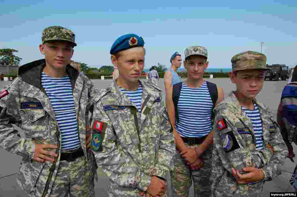 Юні учасники російського спецназівського загону &laquo;Каскад&raquo; на святкуванні Дня ВДВ у Севастополі