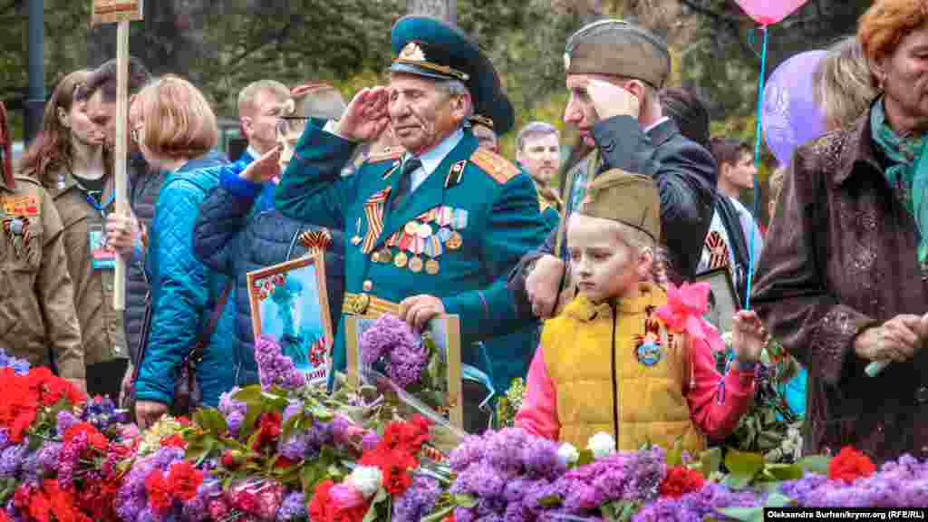 9 травня 2019, Сімферополь. Біля &laquo;вічного вогню&raquo; в міському парку імені Гагаріна