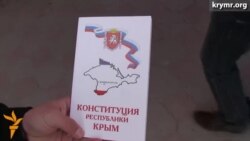 У Сімферополі роздають російську Конституцію Криму