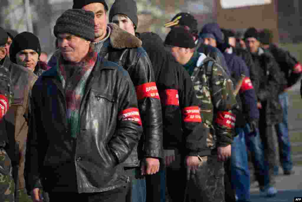 Учасники так званої кримської самооборони шикуються на площі перед пам&#39;ятником Леніну в Сімферополі, 14 березня 2014 року