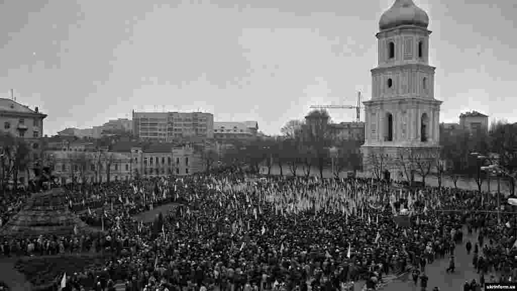 Митинг в столице Украины на Софийской площади (в то время на площади Богдана Хмельницкого) после завершения &laquo;Живой цепи&raquo; в рамках празднования исторического Акта Соединения УНР и ЗУНР в 1919 году. Киев, 21 января 1990 года