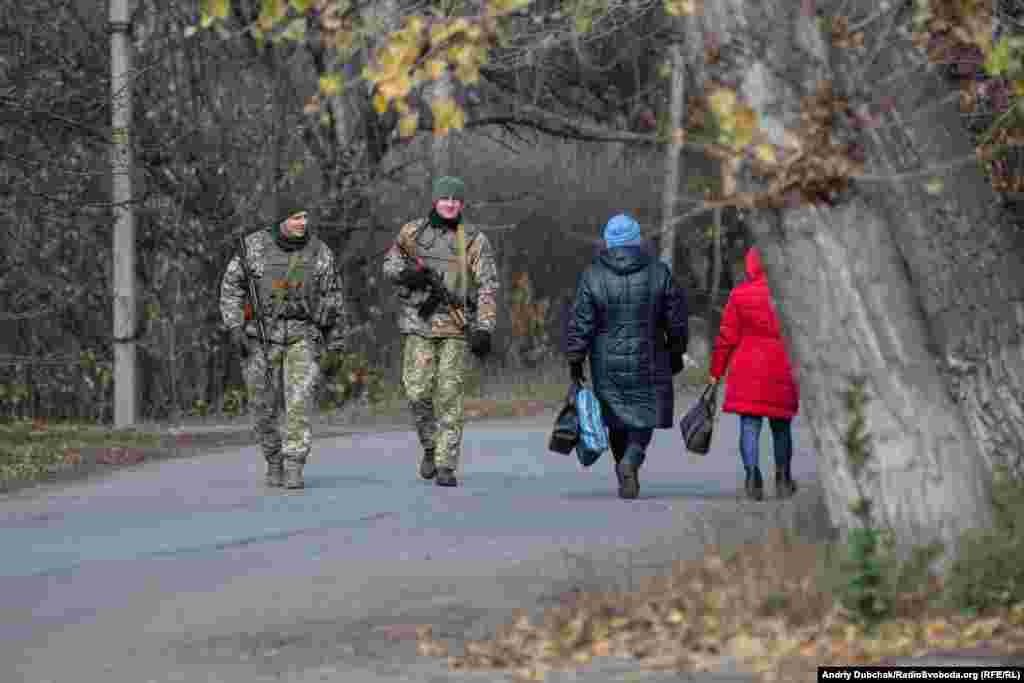 У селі багато військових, нацгвардійців і поліції, які патрулюють вулиці. Одна з причин &ndash; присутність тут ветеранів-добровольців полку &laquo;Азов&raquo;, які виступають проти відведення військ від теперішніх передових. У самому селищі місцеві розділилися на два табори &ndash; &laquo;за розведення&raquo; і &laquo;категорично проти&raquo;. Обидва табори одночасно поєднує і розділяє одне &ndash; страх перед майбутнім