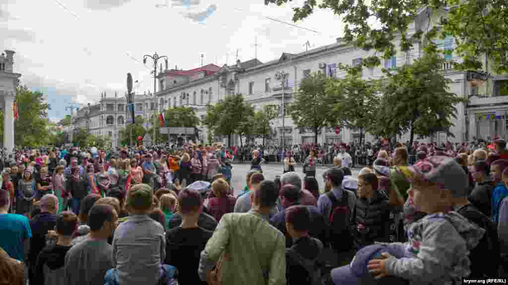 Рано-вранці люди збираються в центрі міста, щоб подивитися на парад Збройних сил Росії