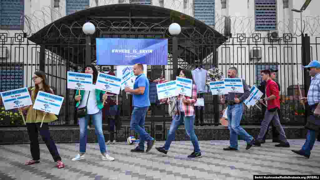 Акція, як зазвичай, була біля будівлі російського посольства в Києві