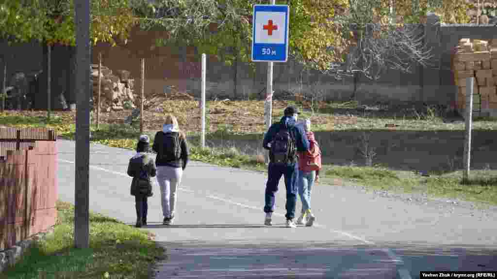 Більш старші школярі вчаться у сусідній Тернівці, куди їх возить шкільний автобус