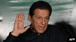 د پاکستان پخوانی صدراعظم عمران خان چې دا مهال په بند کې دی. ویل کېږي چې تر ټولو ډېرې چوکۍ د دې د ګوند غړو ګټلي دي.