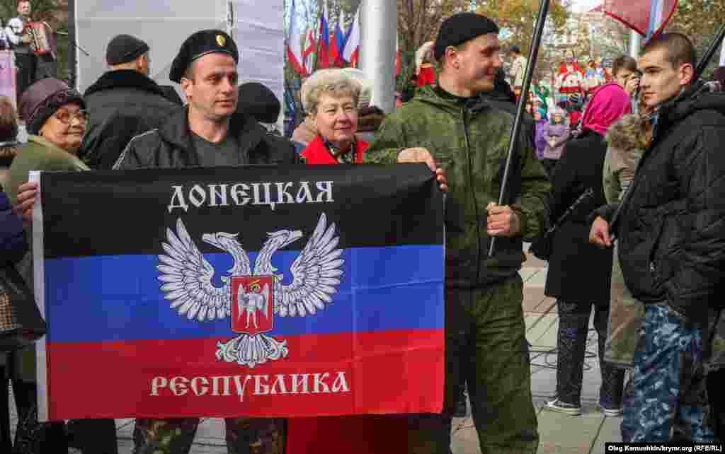 На мітингу були присутні люди з прапорами &laquo;ДНР&raquo;, яка в Україні визнана терористичною організацією. 