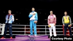 Бокстан олимпиада чемпионы Серік Сәпиев (солдан санағанда екінші). Лондон, 12 тамыз 2012 жыл. Сурет Facebook әлеуметтік желісінен алынды.