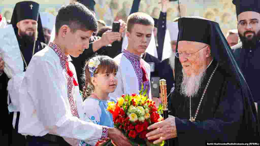 Діти вітають Вселенського патріарха Варфоломія