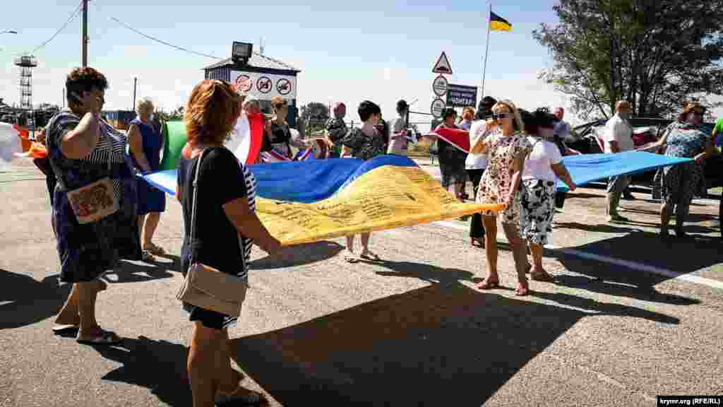 Ініціатором акції виступила Асоціація українців у Республіці Ірландія, активісти цієї асоціації привозили український прапор до різних країн, і члени українських діаспор залишали свої автографи на прапорі, записували відео, робили фотографії